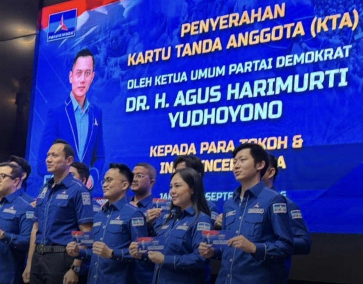 profesor_saham's tweet photo. BREAKING NEWS

Andry Hakim gabung demokratt

Whaatt apalagi ini bgsd 😂😂😂 https://t.co/tlyaNhuEdb