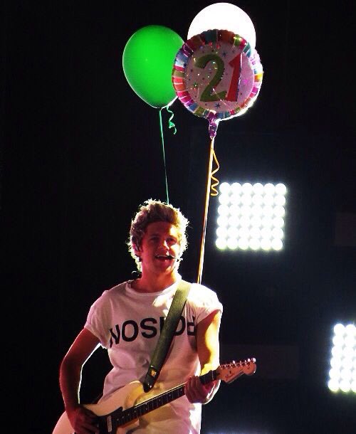 Niallupdatesnh's tweet photo. When Niall entered the stage with balloons tied to his guitar on his 21st birthday 🥹🤍 https://t.co/vCd2UD7aqf