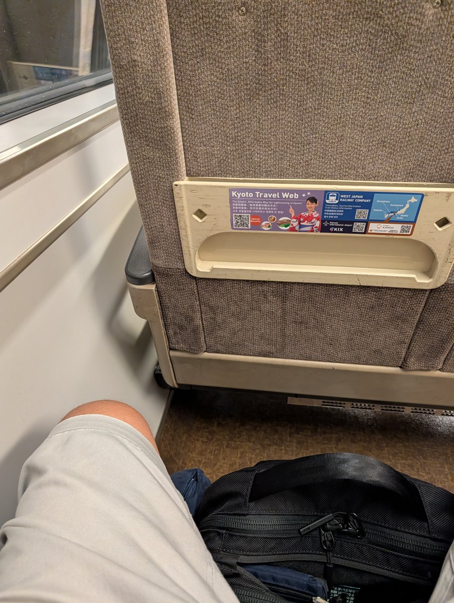 umesumu's tweet photo. 新大阪。

特急はるか、足元広くて快適😊 https://t.co/2WPtsLKX2x