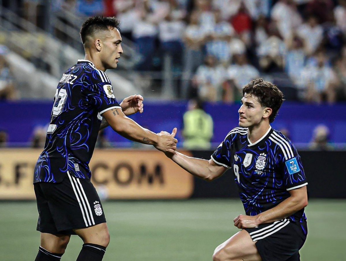 FabrizioRomano's tweet photo. 🚨🇦🇷 Lautaro Martínez on Julián Álvarez: “I spoke with Julián regarding his situation. I sent him a message and showed him all my support because, beyond the fact that we share and compete for the same position in the national team, he is a friend”.

“The moment he has been through and is going through isn’t easy, but well, the decision is up to the president of his club”.

“I wish him all the best and hope he gets better soon and continues doing and showing what he has shown until now, because he is one of the best in the world”.