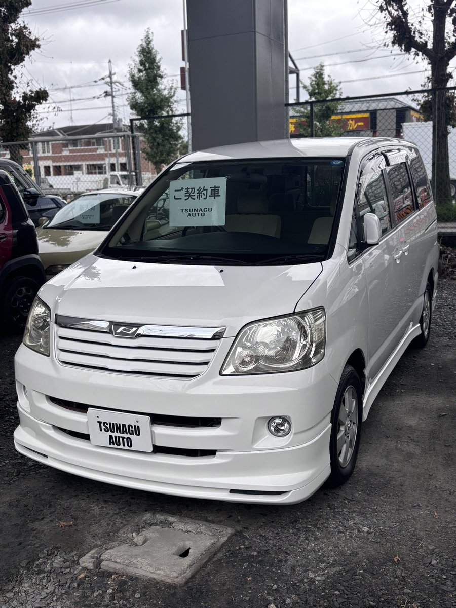 tsunagu_auto's tweet photo. 60ノアをご契約いただきました。
平成14年
59,000km
エアロ付き
内外装ともにとても状態の良いお車です。

70だと古く感じて妥協した感じがする
60だと振り切った感じで逆にいい
とのこと。

オークションに出せばおそらく海外へ行っていたと思います。
店に並べていたことで次のオーナー様が見つかり
これからも日本で活躍してもらえることになりました。

フルモデルチェンジをすれば前型は古く感じる。
フルモデルチェンジを数回重ねるのと
初期のモデルは見た目、雰囲気
とてもよく見える。
日本車って最高です。