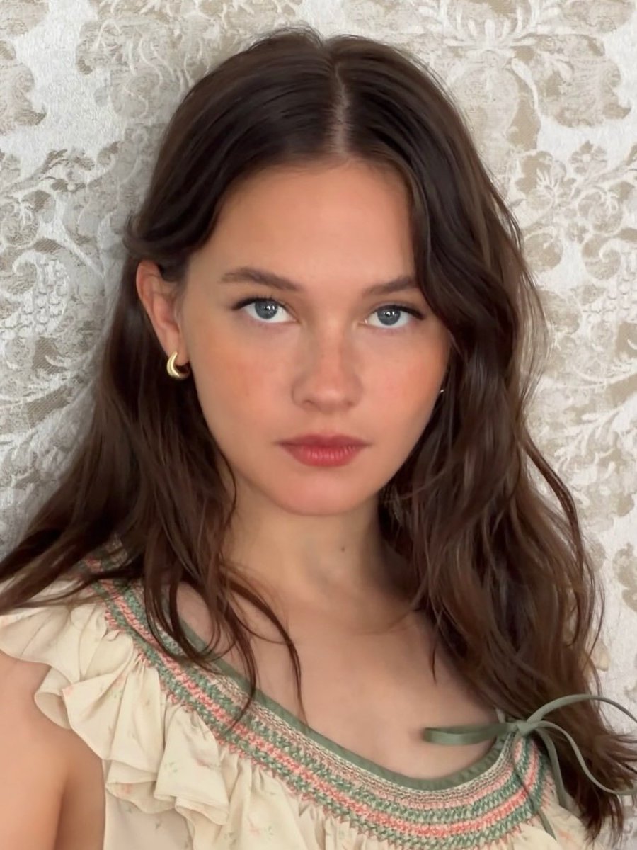 JumpTrailers's tweet photo. Cailee Spaeny looks beautiful in new photos. https://t.co/myVHTQgg3D