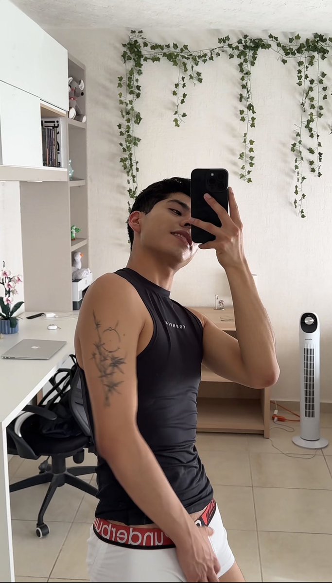 Wanxi_0's tweet photo. Las otras sin calzones o queee 🙈 
#gay #twink #queretaro https://t.co/Fi969jsD29