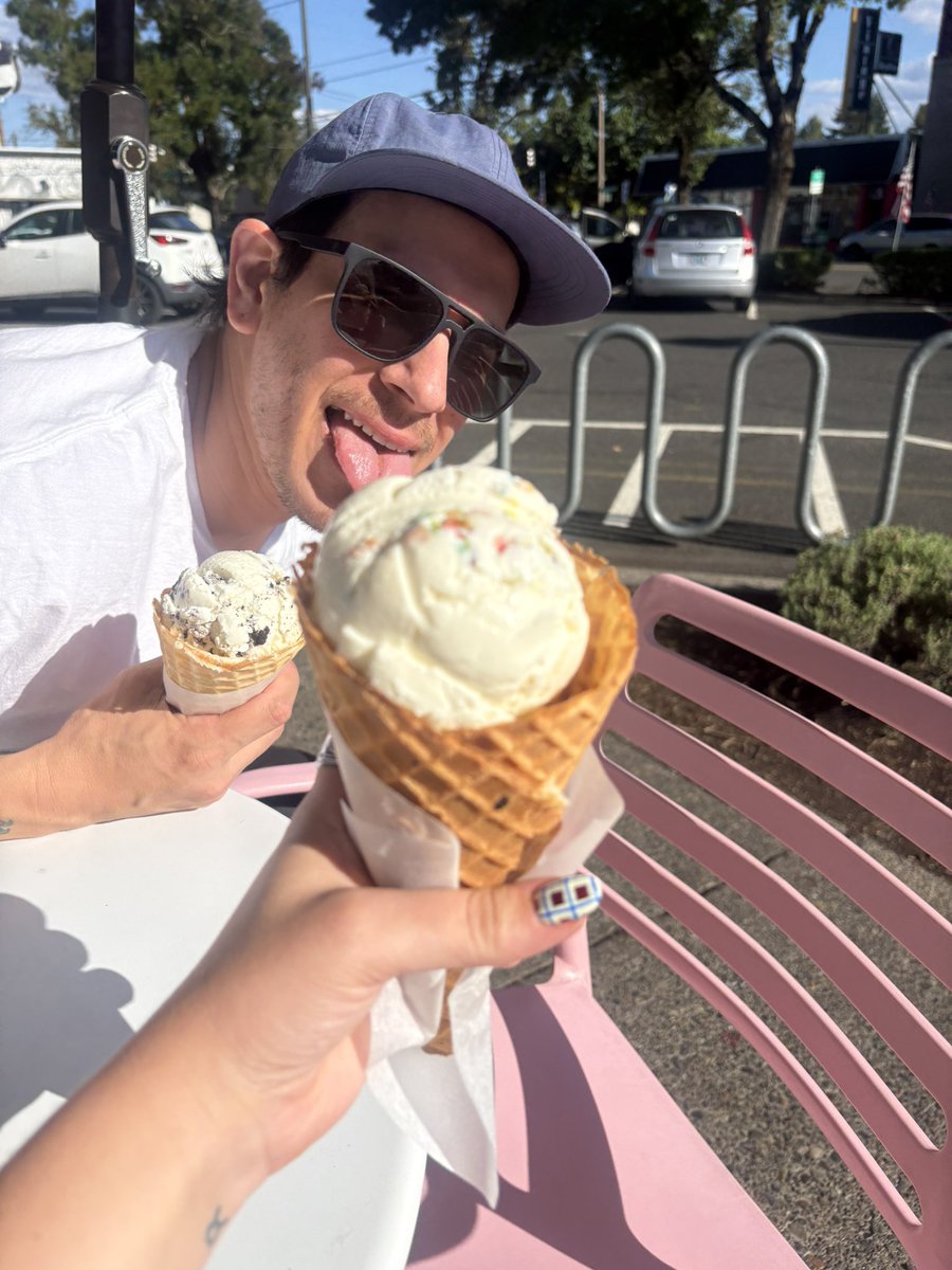 kg55598's tweet photo. 1 month of sobriety celebratory ice cweam :3 #fuckwme https://t.co/I1U2AVYxLi