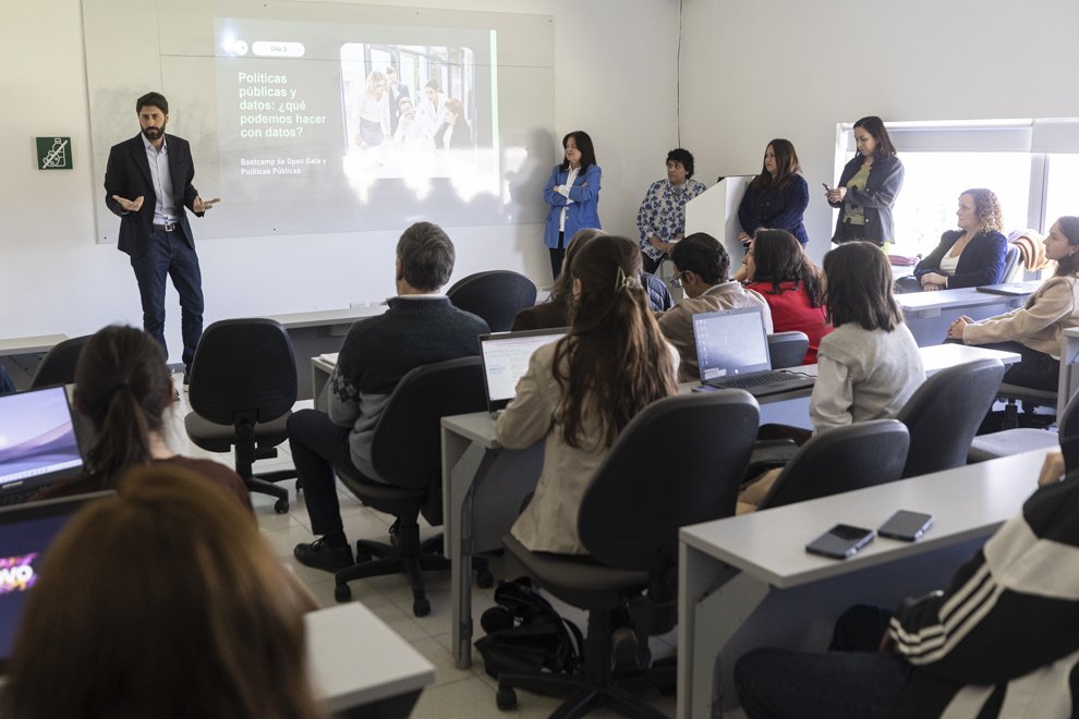 gobdecordoba's tweet photo. 🔓📊 Fortalecemos la agenda de Gobierno Abierto en municipios del interior: #AguaDeOro, #Alicia, #MonteCristo y #SanAntonioDeArredondo participaron del primer Bootcamp de Open Data y Políticas Públicas "OpenGov Lab Córdoba 2026".
💡 Junto a la Universidad @LaSiglo21, la propuesta fortaleció el uso estratégico de datos abiertos en la gestión pública, con dos encuentros virtuales y una jornada presencial.
🚀 El Bootcamp finalizó con la presentación de prototipos de solución basados en datos, pensados para abordar desafíos concretos de cada gestión local.
#HacerParaCrecer #GobiernoAbierto #OpenGovLab