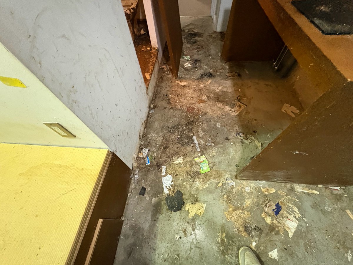 saitonobukatsu's tweet photo. 大塚の部屋逃げられました！
このようなリスクは不動産経営にはあり
保証会社からお金は原状回復費用は
1か月しか戻りません
しかし当社の新管理プランだと
大家さんは手出しなく原状回復できます https://t.co/tABtqjuak1