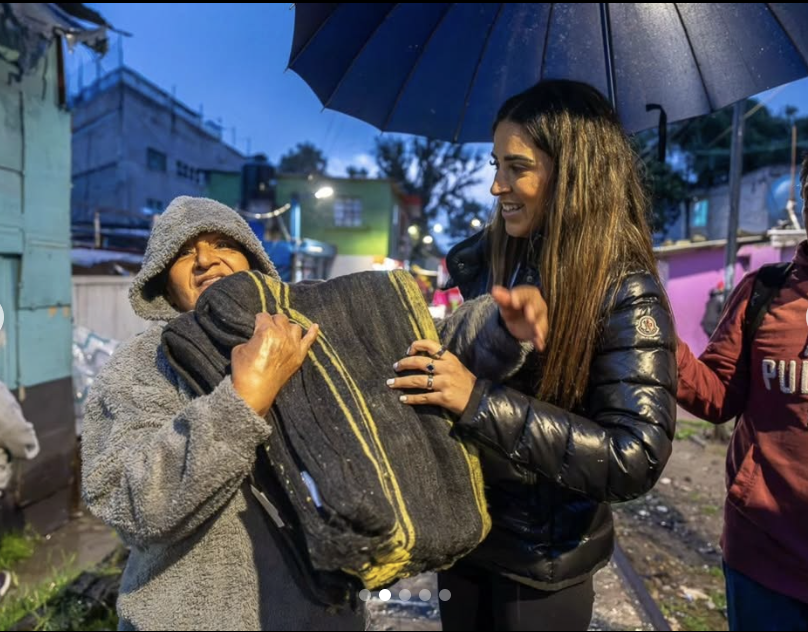 jorgegogdl's tweet photo. La diputada de Morena @MaTeresaEalyMx
regalando una "Cobija de velador", mientras utiliza una chamarra Moncler de 1,390 Euros (27 mil pesos).  Demostrando que se puede renunciar a la familia por la 4t, pero jamás al lujo. https://t.co/37NZ4JDsR0