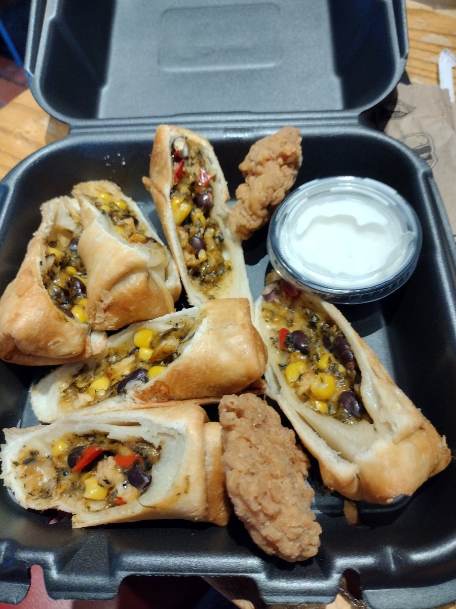 TrumpGirlLove's tweet photo. Look at my dinner for tonight. I couldn't finish eating all of it at the restaurant. They gave me too much. Yummy! https://t.co/tRPwoOr41F