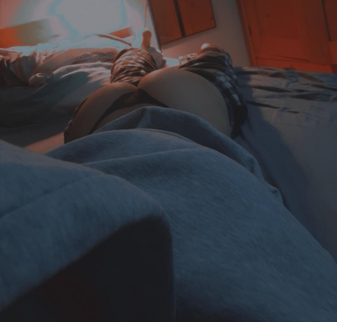 AlexDaTwnk's tweet photo. HMU if hung https://t.co/4ZQ5FXj1le