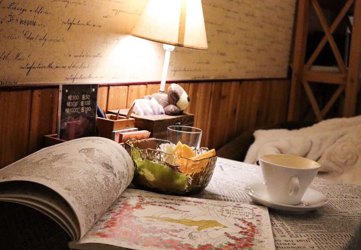 Nthya7beby's tweet photo. Cozy rainy day in: mug of hot cocoa, a fuzzy blanket, and my favorite book by the window—perfect slow vibe at home. https://t.co/fYS7q3NiXe