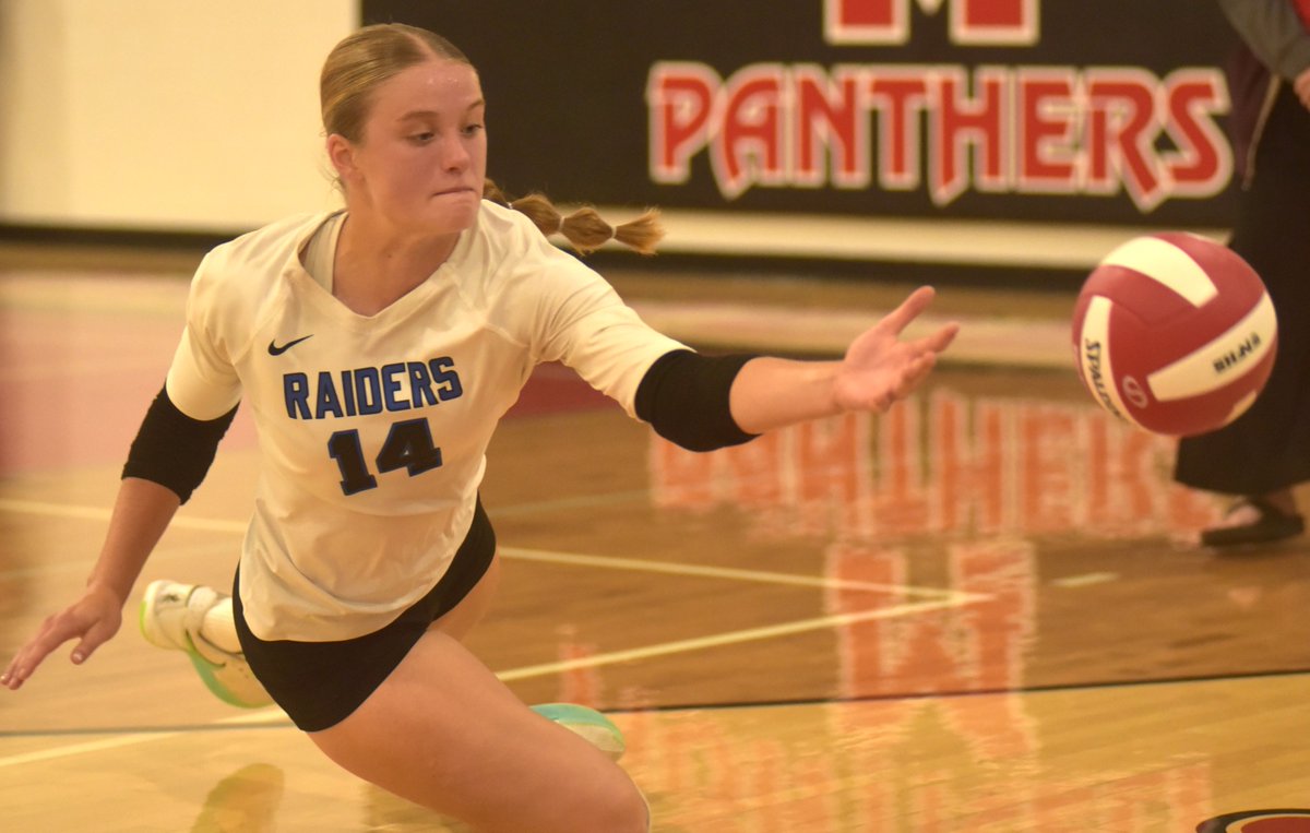 JournalEureka's tweet photo. Raider volleyball team wins raucous match in Monticello! https://t.co/Q77gOWGivr https://t.co/2SGK3iUHo4