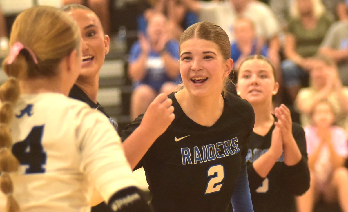 JournalEureka's tweet photo. Raider volleyball team wins raucous match in Monticello! https://t.co/Q77gOWGivr https://t.co/2SGK3iUHo4