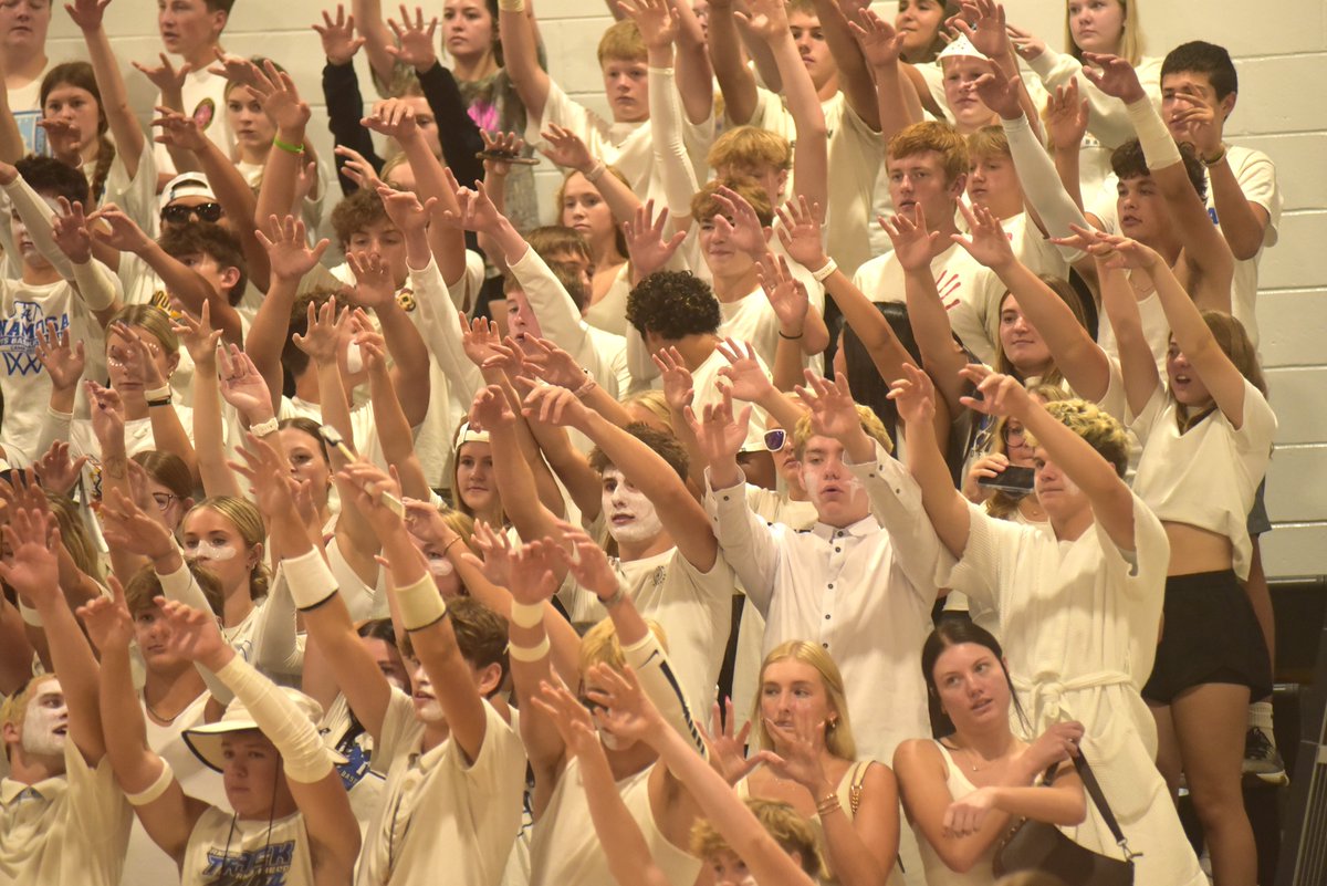 JournalEureka's tweet photo. Raider volleyball team wins raucous match in Monticello! https://t.co/Q77gOWGivr https://t.co/2SGK3iUHo4