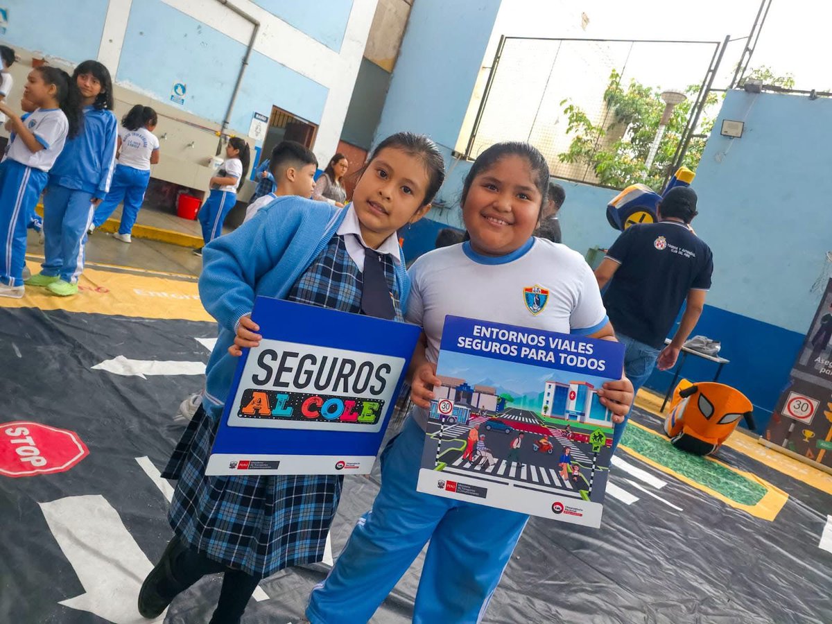 Muni_Lince's tweet photo. 🚦👧🏻👦🏻  ¡La educación vial también se aprende jugando!

En el marco de la  Semana de la Educación Vial, compartimos una divertida jornada con los estudiantes del colegio María Inmaculada, quienes aprendieron sobre señales de tránsito, cruces seguros y el respeto a las normas🚦🙌 https://t.co/hqVgRBL3RX