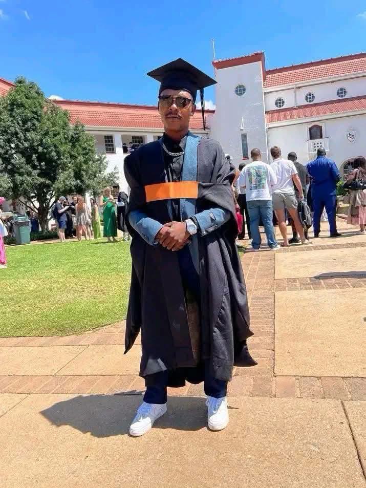 naytholo's tweet photo. "Him as a car guard VS him as a NWU graduate👌🏾❤️ " - Tsiegow Sekepe https://t.co/WSFRDOjfUU
