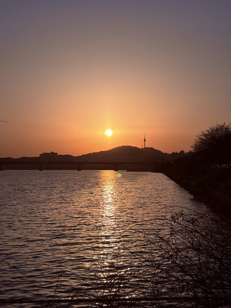 aksoxor's tweet photo. 진짜 혼자 한강가는 것만큼 힐링이 없는데.. 빠른 시일내에 방문하겠습니다 https://t.co/BNllL6uYF4