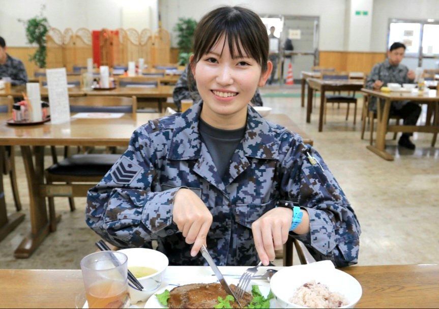 fukuoka_PCO's tweet photo. おはようございます😀

今日は #食育の日

今日は、待ちに待った「   #ビーフステーキ 🥩」

焼きたての #ステーキ いただきま～す！😉

#福岡地本 #航空自衛隊 #焼肉 #牛肉
（航空自衛隊Xを加工） https://t.co/65ffGnO7m5