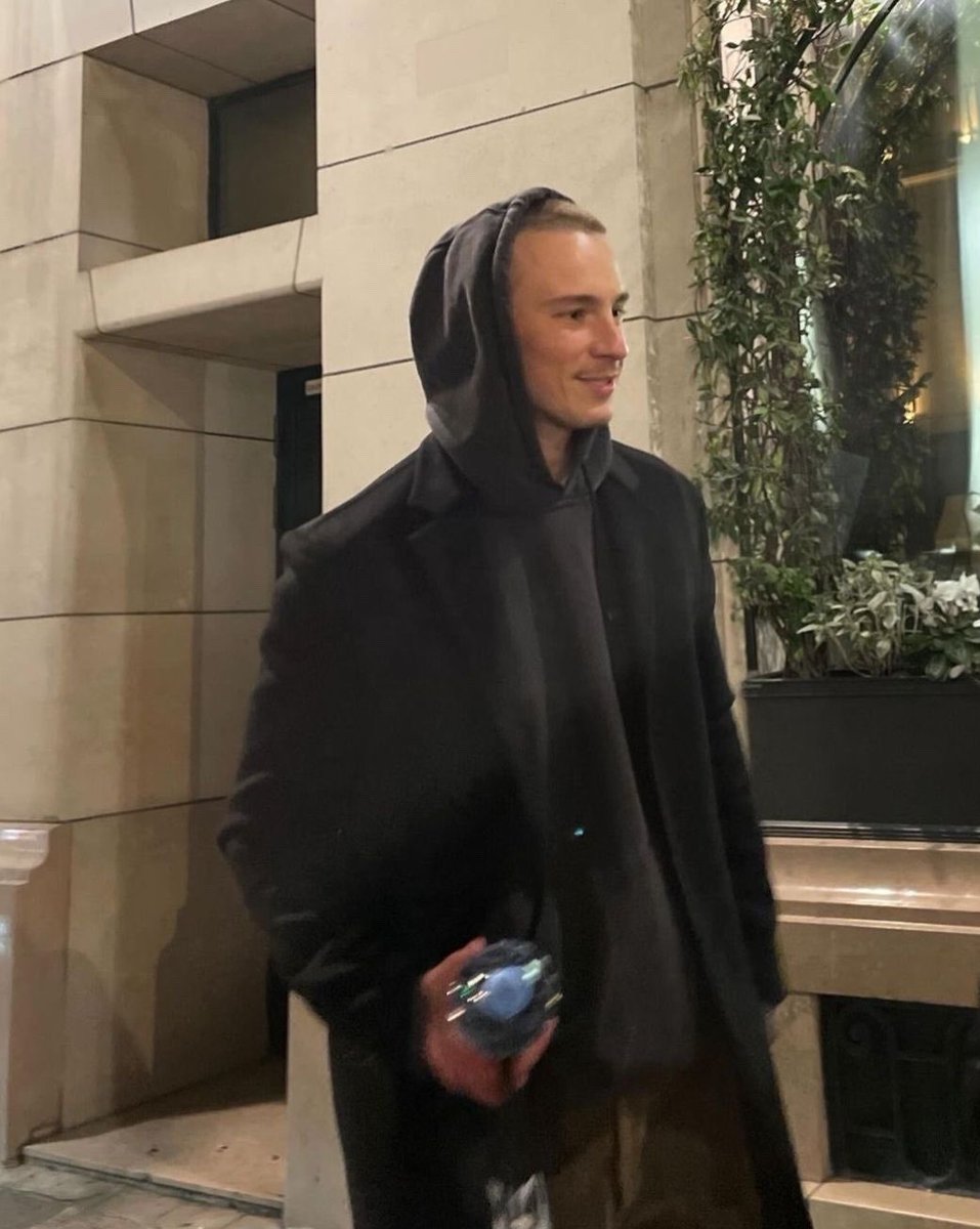 CASHEWCOMFORT's tweet photo. more pics of drew giving boyfriend energy 🤭 https://t.co/6AOJxuEQ08