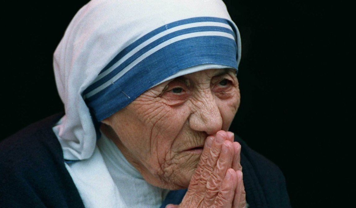 AugusteBardamu's tweet photo. La figure mondiale de la charité et Prix Nobel de la paix ne cherchait pas à guérir les pauvres, mais à exploiter leur agonie.

L'Histoire a fait de Mère Teresa la sainte intouchable des bidonvilles de Calcutta, le symbole absolu du dévouement et de la bonté.

Les enquêtes médicales et financières dévoilent la gestionnaire cynique d'un culte de la souffrance extrêmement rentable.

Dans ses "Maisons des mourants" en Inde, les conditions d'hygiène étaient d'un autre âge. Les seringues étaient simplement rincées à l'eau froide avant d'être réutilisées d'un patient à l'autre.

Pire encore : la sainte interdisait l'usage d'analgésiques puissants pour soulager la douleur.

Sa justification face aux malades en phase terminale ? La souffrance était un don de Dieu. Elle expliquait froidement qu'il était "magnifique de voir les pauvres accepter leur sort et souffrir comme le Christ sur la croix".

Pourtant, l'argent coulait à flots. Sa congrégation encaissait des centaines de millions de dollars de dons, stockés sur des comptes bancaires opaques à travers le monde.

Cette fortune colossale n'a jamais servi à construire des hôpitaux modernes ou à acheter des médicaments pour ses pensionnaires.

L'intransigeance morale de Mère Teresa était également très souple face aux tyrans.

Elle acceptait volontiers l'argent volé par Charles Keating, le plus grand escroc financier américain de la décennie. Elle s'est même rendue en Haïti pour vanter publiquement l'humanisme du dictateur sanguinaire Jean-Claude Duvalier, en échange d'importantes donations pour son ordre.

Mais le sommet de l'hypocrisie concerne sa propre personne.

Quand sonnait l'heure de la maladie, la sainte oubliait soudainement les vertus purificatrices de la douleur.

Au moindre problème cardiaque, elle prenait l'avion pour se faire soigner avec les meilleurs anti-douleurs de la planète, dans les cliniques privées les plus luxueuses et modernes de Californie ou de New York.

Le monde entier continue de vénérer l'incarnation de la charité absolue. Les faits prouvent qu'elle estimait que l'agonie par manque de soins était un privilège strictement réservé aux autres.