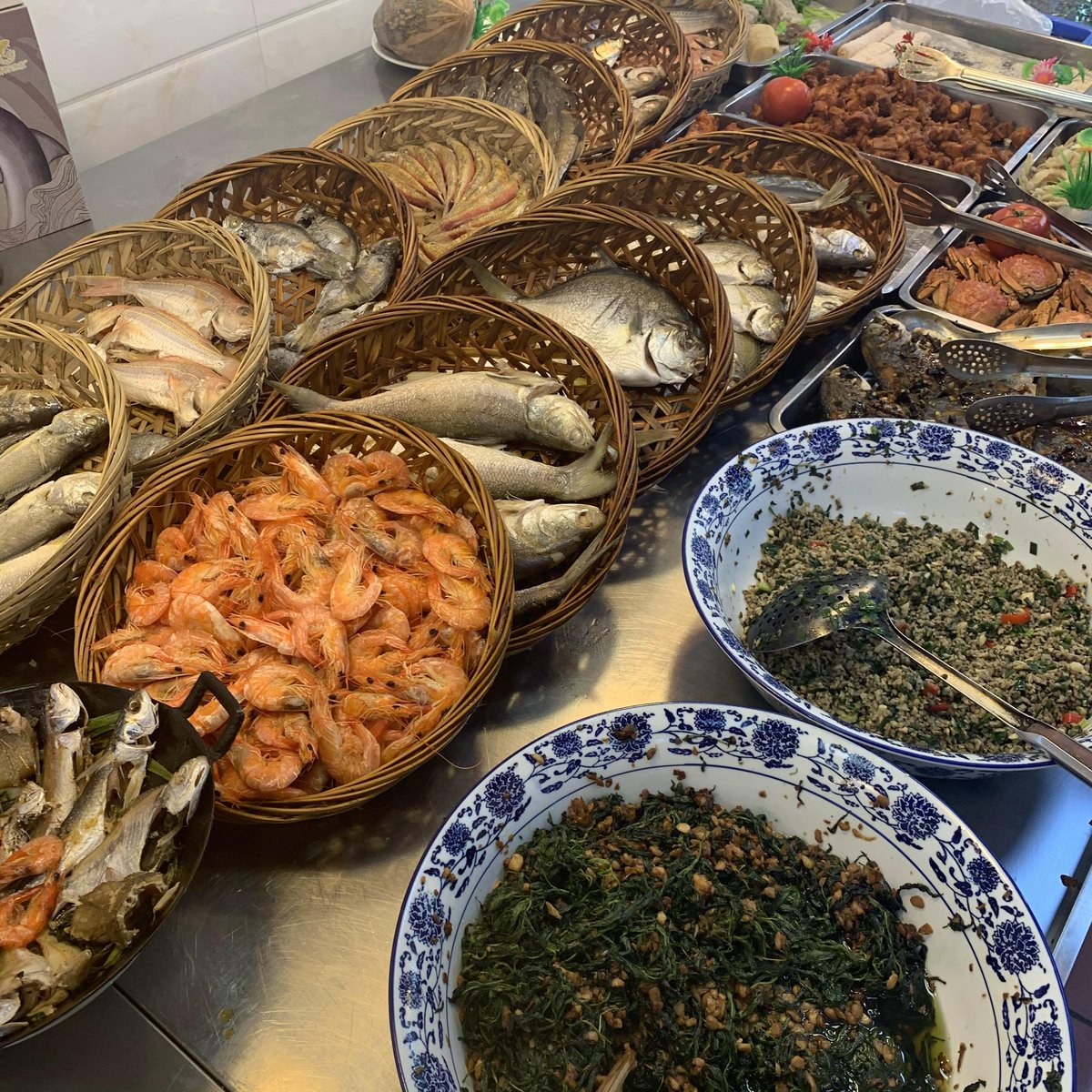 MdocAi's tweet photo. 我去過汕頭，有很多玩具在那邊，中國朋友們說那個地域是潮汕。
那邊的食物和我們國家的很類似，我最喜歡的是牛肉和醬油螃蟹。生的海鮮泡在醬油裡，和我們的醬油螃蟹很像。
最讓我奇怪的是，他們中秋也會紀念死了的家人，和韓國習慣一樣。會準備很多食物用於紀念。 https://t.co/MmDwvYXrAE
