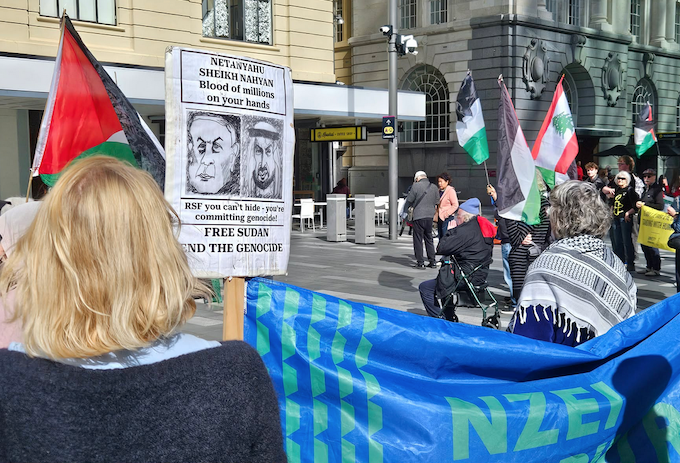 DavidRobie's tweet photo. Solidarity group condemns surge in anti-Palestine violence in NZ #asiapacificreport #psna #palestineprotests #zionistattacks #humanrights @JohnJohnminto #RinadTamimi @palestine @OnlinePalEng
https://t.co/GINkRg75qJ https://t.co/N9H1oI8z58