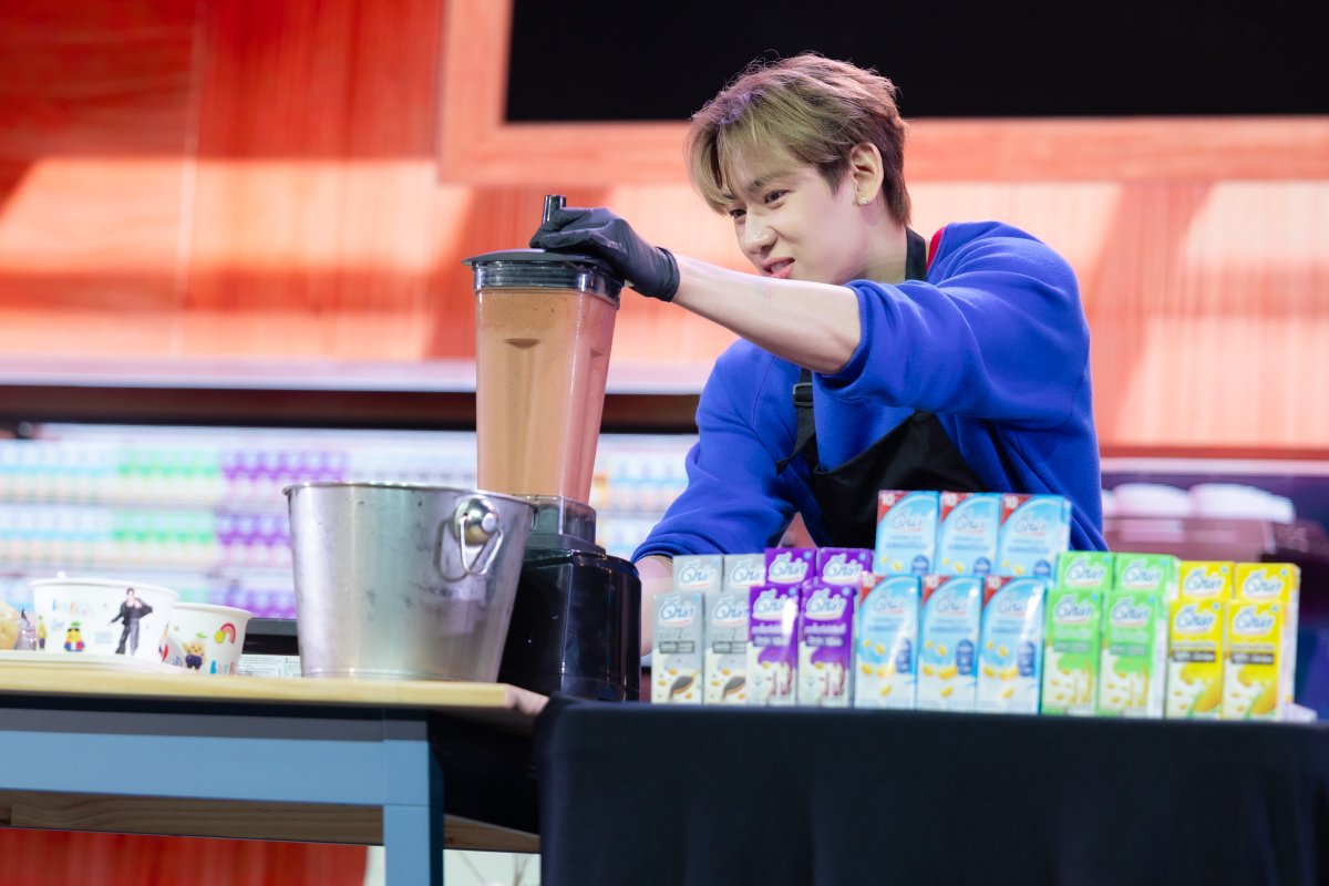 onehdthailand's tweet photo. 🩵 มาย้อนโมเมนต์ความฟินจากงาน DNA x BamBam It’s That Good! กันหน่อยยย ✨

บอกเลยว่างานนี้ DNA ต้อนรับ BamBam เข้าสู่ครอบครัวแบบจัดเต็มมากกก! 
ไม่ว่าจะ ทีมแม่ ทีมแฟน ทีมหน้างาน หรือทีมหน้าจอ โมเมนต์ไหนก็ไม่มีใครยอมใคร ฟินไปด้วยกันแบบฉ่ำ ๆ!

งานนี้กิจกรรมแน่นสุด ๆ ทั้งเล่น ทั้งกิน ทั้งลุ้น 🩵
และที่ทำเอาเหล่า Lucky Fan ใจเต้นแรงไม่ไหว ก็คือการได้ขึ้นไปใกล้ชิด BamBam บนเวที แบบใกล้ชิดสุด ๆ 😭 🩵

ใครได้โมเมนต์นั้นไปคือ…ขอแสดงความยินดีด้วยค่ะคุณแม่!!! ✨

และไม่ได้มีแค่ BamBam เท่านั้น! เพราะ น้องถัวถั่ว Mascot จากดีน่า ก็มาแจกความน่ารักแบบเต็มพิกัด ทั้งเรียกรอยยิ้ม ทั้งสร้างเสียงหัวเราะให้เหล่าแม่ ๆ แฮปปี้กันตลอดงานเลย 🥰

ใครที่พลาดงานนี้ไป ไม่ต้องเสียใจน้าา
เพราะดีน่ายังมีกิจกรรมและโมเมนต์สนุก ๆ รอให้ทีมแม่ได้มาฟินกันอีกแน่นอน! 👀✨

กดติดตามดีน่าไว้เลย แล้วเตรียมตัวให้พร้อม…
งานหน้าจะมีอะไรให้กรี๊ดอีก รอดูเลยคร้าบบบ!

#ItsThatGoodMomentWithBamBam #DNAxBamBam #DNA_ItsThatGood #มันต้องดีน่า #ดีน่า