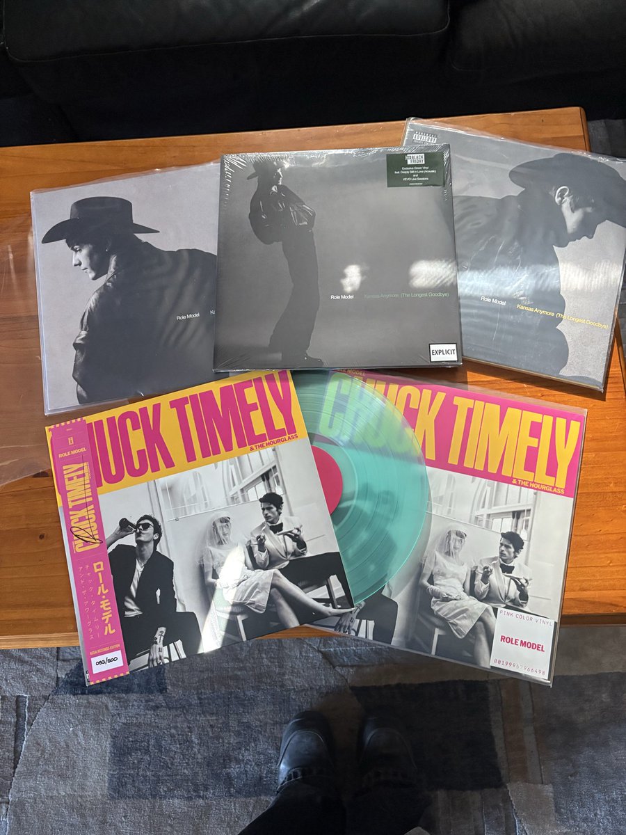 iwabltbrae's tweet photo. shes so pretty i love my tuck vinyls https://t.co/JXiFA3Rlhk