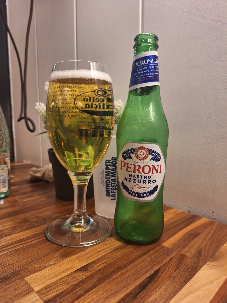 milbeerista's tweet photo. Peroni Nastro Azzurro. De Roma. Pilsener. Aigua, malta d'ordi, blat de moro, llúpol i llevat. 24 IBUs. 5,1%. Típica pilsenser amb un lleuger gust a cereal poc torrat i cítrics, final sec. #pils #pilsenerll #IndiaPaleAle #IndianPaleAle #ale #localbeer #craftbeer #cervesaartesana https://t.co/1d0AHLenMX