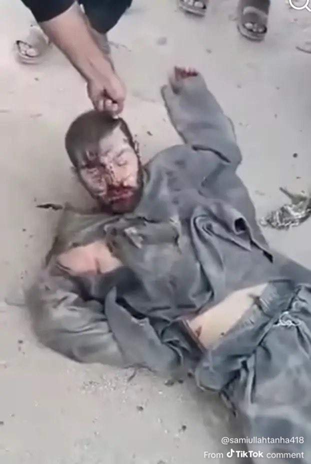 alkozaidurrani's tweet photo. كولابى ام، لندغرم

من عاشق فرار در موتر فورنر ام
از ترس زياد از ملا،مرمى خوردم در پس سرم

كولابى ام لندغر ام 

وقت فرار (١٩٩٦) پُل و پُلچك پراندم پُشت سر ام 

كولابى اند لندغر اند،

انسان نيستند،طايفه خر اند 
مرد نيست اين نامردها،همه منتظر خير از سياه سر اند

اى نادان! اى ياد فراموش

غنى گفته بود ات ولى تو باور نكردى،
—————————————