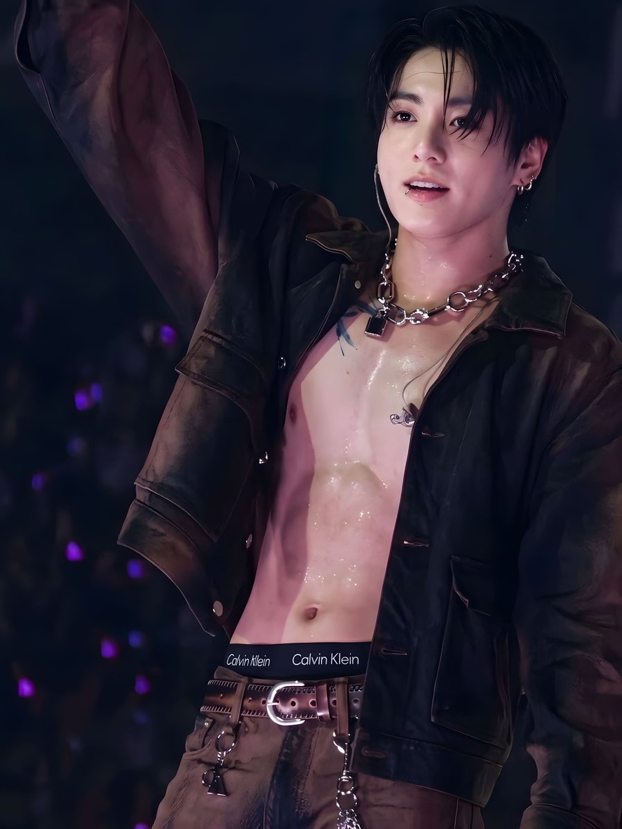 americano_06's tweet photo. Jung Kook’s abs in crisp 4K quality is a whole threat. He looks insanely hot! 🔥🫠💜 https://t.co/nwFYFnkqdl