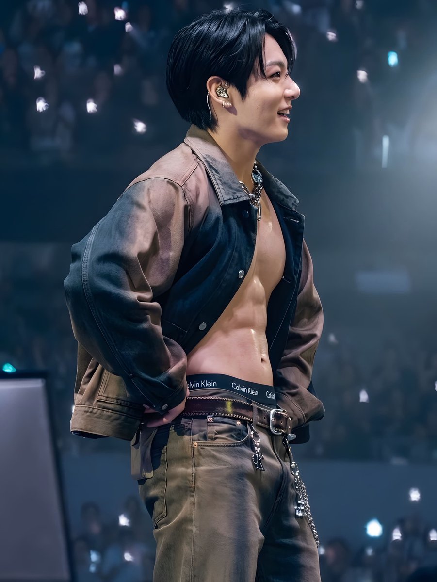 americano_06's tweet photo. Jung Kook’s abs in crisp 4K quality is a whole threat. He looks insanely hot! 🔥🫠💜 https://t.co/sSHnVcTWmk