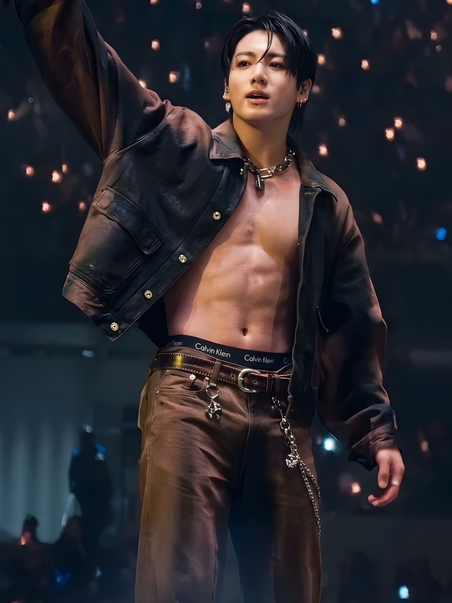 americano_06's tweet photo. Jung Kook’s abs in crisp 4K quality is a whole threat. He looks insanely hot! 🔥🫠💜 https://t.co/sSHnVcTWmk