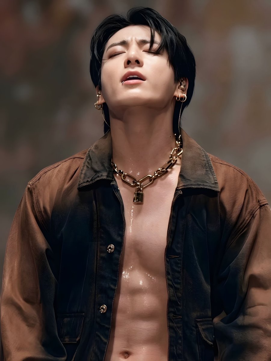 americano_06's tweet photo. Jung Kook’s abs in crisp 4K quality is a whole threat. He looks insanely hot! 🔥🫠💜 https://t.co/sSHnVcTWmk
