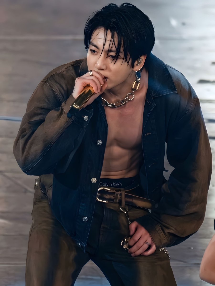 americano_06's tweet photo. Jung Kook’s abs in crisp 4K quality is a whole threat. He looks insanely hot! 🔥🫠💜 https://t.co/sSHnVcTWmk
