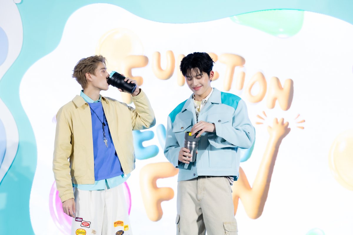 TripleclickTH's tweet photo. อควาฟลาสก์ ประเทศไทย ดึงคู่ฮอต "ปอนด์-ภูวินทร์" นั่งแท่นพรีเซ็นเตอร์จัดงาน Grand Launch สุดยิ่งใหญ่ที่เมกาบางนาพร้อมเปิดตัวภาพยนตร์โฆษณาภายใต้แคมเปญ

PPP FAMILY AQUAFLASK

#AquaFlaskxPondPhuwin
#ppnaravit #phuwintang
#ปอนด์ภูวินทร์ #PondPhuwin
#PERMPOON
#FunctionForEveryFun

>>https://t.co/5Xs8WydTeA

●        แบรนด์ AquaFlask อ่านว่า อควา-ฟลาสก์ เป็นแบรนด์กระติกน้ำเก็บอุณหภูมิ ออกแบบในรัฐแคลิฟอร์เนียผสานดีไซน์สีสันสุดป๊อปเข้ากับคุณภาพการใช้งานระดับพรีเมี่ยม
●        งาน Grand Launch เปิดตัวแคมเปญ #FunctionforEveryFun พร้อมพรีเซ็นเตอร์ AquaFlask x PondPhuwin วันที่ 3 กันยายน 2569 ณ ลานกิจกรรม ศูนย์การค้าเมกาบางนา
●        ไฮไลท์ของงาน AquaFlask Function For Every Fun x PondPhuwin  นอกจากกิจกรรมสุดสนุกและโชว์จากสองหนุ่มแล้ว ยังมี Special Collection Box Set 2 ซีรีย์ ได้แก่ Deep Tide Series และ Silver Dawn Series

ปรากฏการณ์ห้างแตกได้เกิดขึ้นแล้ว! เมื่อแบรนด์กระติกน้ำชื่อดังอย่าง อควาฟลาสก์ ประเทศไทย จัดงาน Grand Launch เปิดตัวแคมเปญ “AquaFlask Function For Every Fun x PondPhuwin” อย่างยิ่งใหญ่ ณ ลานกิจกรรม ศูนย์การค้าเมกาบางนา ในวันที่ 3 กันยายน 2569 ที่ผ่านมา โดยได้รับความสนใจจากสื่อมวลชน แฟนคลับ และอินฟลูเอนเซอร์สายไลฟ์สไตล์ที่มาร่วมงานกันอย่างเนืองแน่น