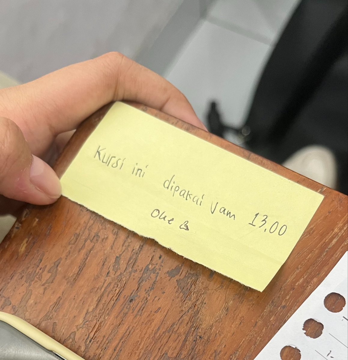 skythingy's tweet photo. hal paling gong yang aku temukan di salah satu kelas di UGM 

nb: itu jawaban “oke” sengaja ditulis sama temenku yg sebenernya tujuannya sih nyindir halus yaa https://t.co/8H9KaBRBkc