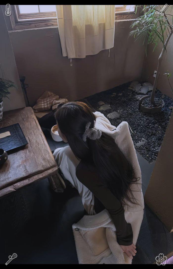 _FernFany_'s tweet photo. As the young girl takes in the words, tears well up in her eyes, and a glimmer of hope—something she hasn’t experienced in ages—begins to stir within her. Daisy hands her a tiny painting of a daisy, a gentle token symbolizing that she is never truly isolated, that recovery is https://t.co/BMQtQd0Yri