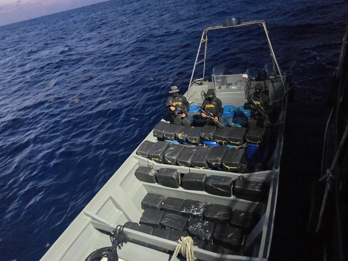 FFAAHN's tweet photo. #OperaciónEnDesarrollo||Las #FFAA encuentra más fardos de droga en altamar
Las Fuerzas Armadas de Honduras, en coordinación con la Agencia Técnica de Investigación Criminal #ATIC, continúan con las labores de inspección en altamar, donde se han localizado más fardos de supuesta droga.
#FuerzasArmadasHN