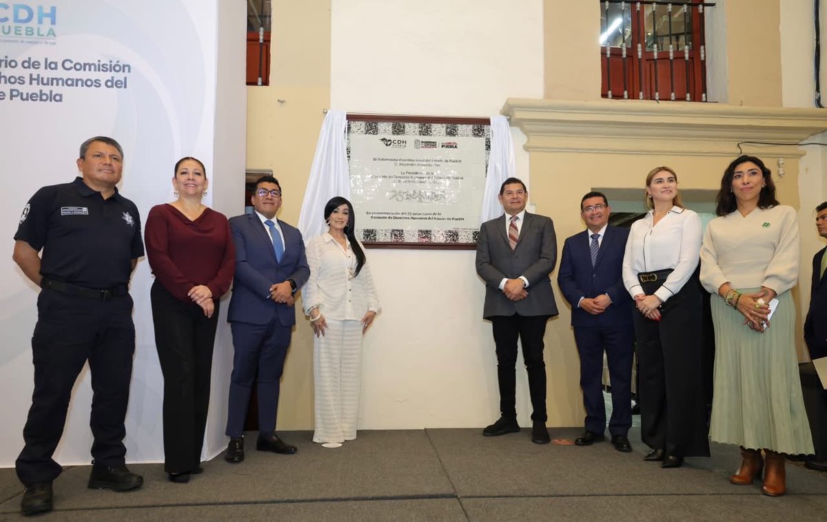 armentapuebla_'s tweet photo. Con motivo de su 33 aniversario, celebramos y reconocemos a la @CDHPuebla, por la importante labor que realiza para velar por la protección y el respeto de los derechos humanos y sociales, en favor de las y los poblanos. 🤝🏼🧑‍🧑‍🧒‍🧒✨ https://t.co/psB9L2fNJm