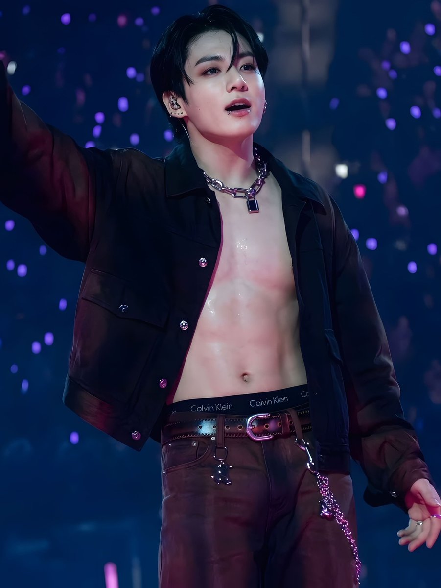 americano_06's tweet photo. Jung Kook’s abs in crisp 4K quality is a whole threat. He looks insanely hot! 🔥🫠💜 https://t.co/nwFYFnkqdl