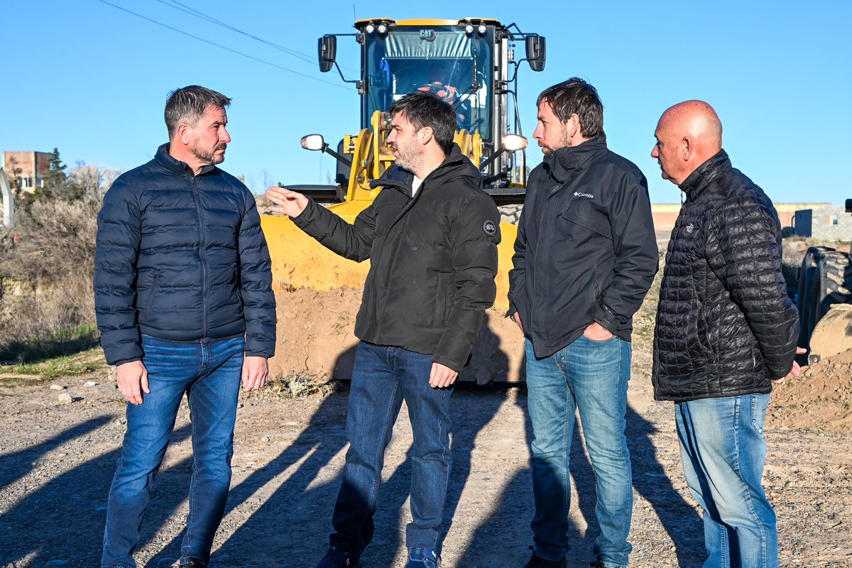 gerardomerinotw's tweet photo. LA ZONA FRANCA YA ESTÁ EN MARCHA

Hoy recorrimos junto a @NachoTorresCH el inicio de las obras en la Zona Franca de Trelew. Una inversión provincial de más de $5.200 millones para empezar a darle al predio la infraestructura que necesita y ponerlo en funcionamiento.

Y hay otro dato que habla del potencial que tenemos: dos empresas pesqueras ya avanzan con su radicación y otras cinco presentaron proyectos para instalarse.

Esto significa nuevas inversiones, más producción y, principalmente, más trabajo para #Trelew.

Queremos que nuestra ciudad se consolide como el gran nodo logístico y productivo de la región. Y hoy dimos un paso concreto en ese camino.