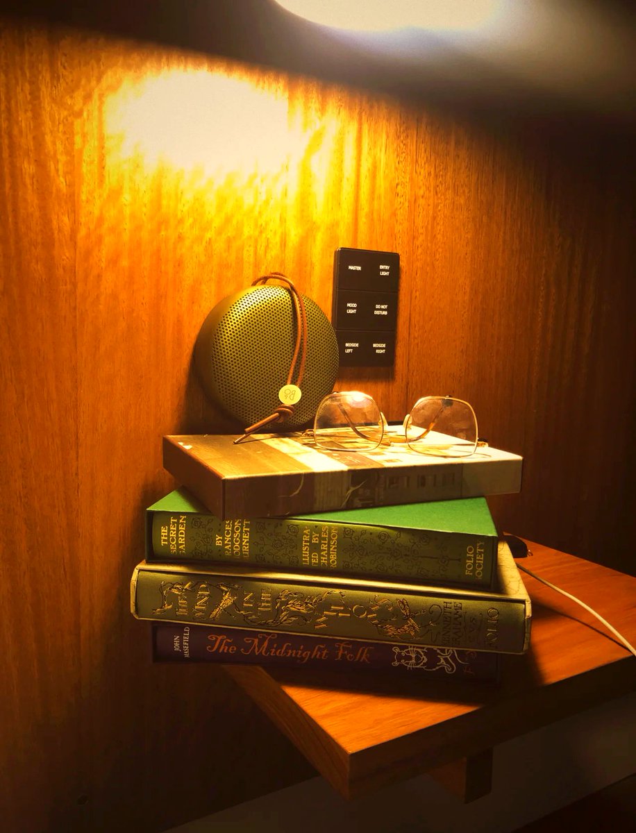 Maru87akd's tweet photo. Lost in the warm vibe of the indie folk playlist today—every strum feels like a little sunbeam winding through my quiet evening. https://t.co/FCrRZjGRGh