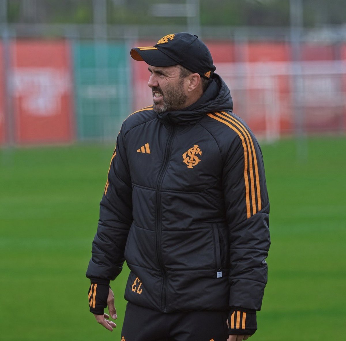 golsdobrasil1's tweet photo. ⚠️ O Internacional fez uma sondagem informal por Eduardo Coudet.

O argentino, porém, não aceita um contrato curto de apenas 12 jogos. Além disso, há dirigentes do clube que são contrários a uma terceira passagem de Coudet pelo Beira-Rio.

🗞️ @LucasCollar| @_olucasdias | Leonardo Meneghetti
📸 Ricardo Duarte/SCI