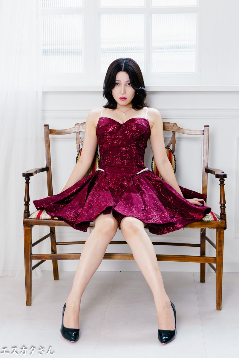 skata_san's tweet photo. 高澤哲平WS『『ポートレート撮影がもっと楽しくなる！写真の見方が変わる　　3つのポイント講座』　１部

#ポートレート撮影 #深紅ドレス #美脚 #座り #窓際 https://t.co/zx7BumXffG