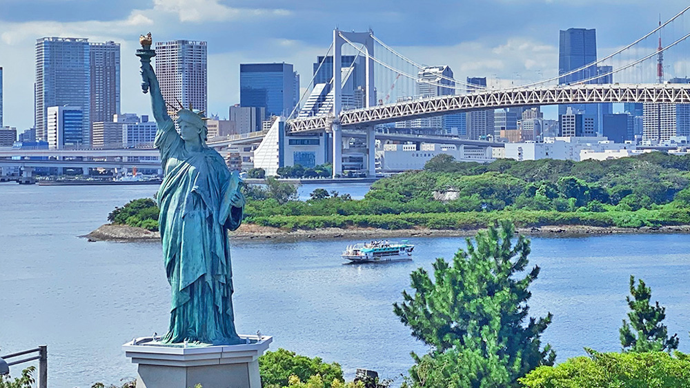 odaiba_net's tweet photo. 本日9/8は #ニューヨークの日 にちなんで、
#自由の女神 像をご紹介🗽

日本とフランスの友好のシンボル像として常設されていマス！
横からレインボーブリッジと一緒に収めるもヨシ、
真下からダイナミックに狙うもヨシ！
お越しの際はぜひいろんな角度から撮ってみてくださいね📸

#お台場 #メガマウっさん