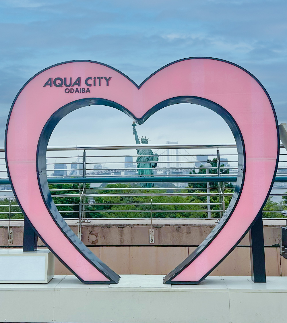 odaiba_net's tweet photo. 本日9/8は #ニューヨークの日 にちなんで、
#自由の女神 像をご紹介🗽

日本とフランスの友好のシンボル像として常設されていマス！
横からレインボーブリッジと一緒に収めるもヨシ、
真下からダイナミックに狙うもヨシ！
お越しの際はぜひいろんな角度から撮ってみてくださいね📸

#お台場 #メガマウっさん