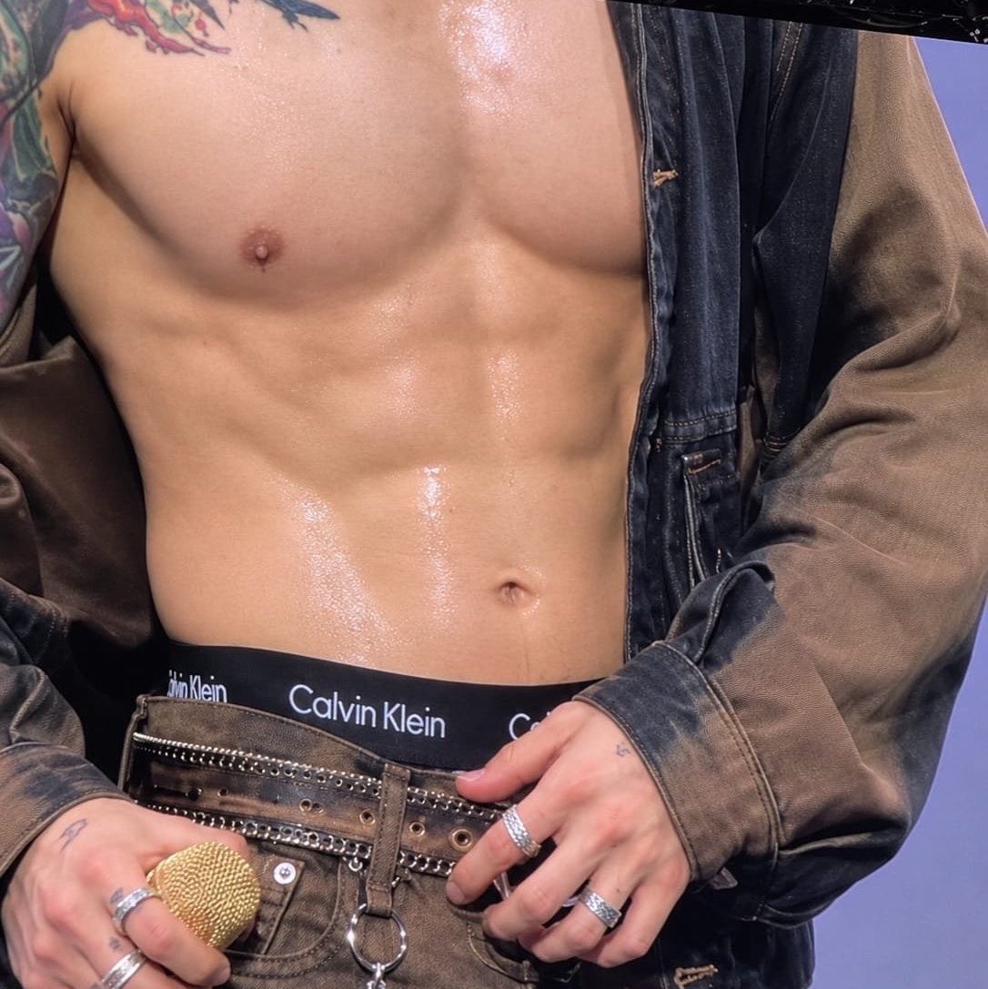 franinisss's tweet photo. #AU KOOKTAE 🔞

Donde jk sale con el torso descubierto en pleno concierto desatando los celos furiosos de su novio berrinchudo.
O donde th no perdonará tan fácil a jk por mostrarse casi que semidesnudo en el escenario, al contrario, lo hará rogar. https://t.co/vv7cMISCjS