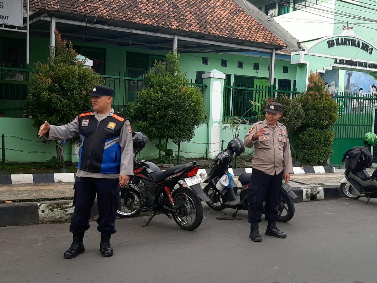 GarutPolsek's tweet photo. Personil Polsek Garut kota laksankan pelayanan publik pengaturan lalulintas rawan pagi https://t.co/vkwjKP4LlK