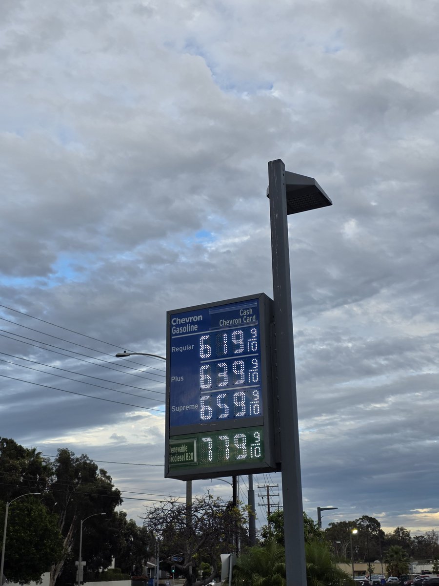 Nioooo's tweet photo. Never seen gas price this high before https://t.co/U3TPVU2wpI