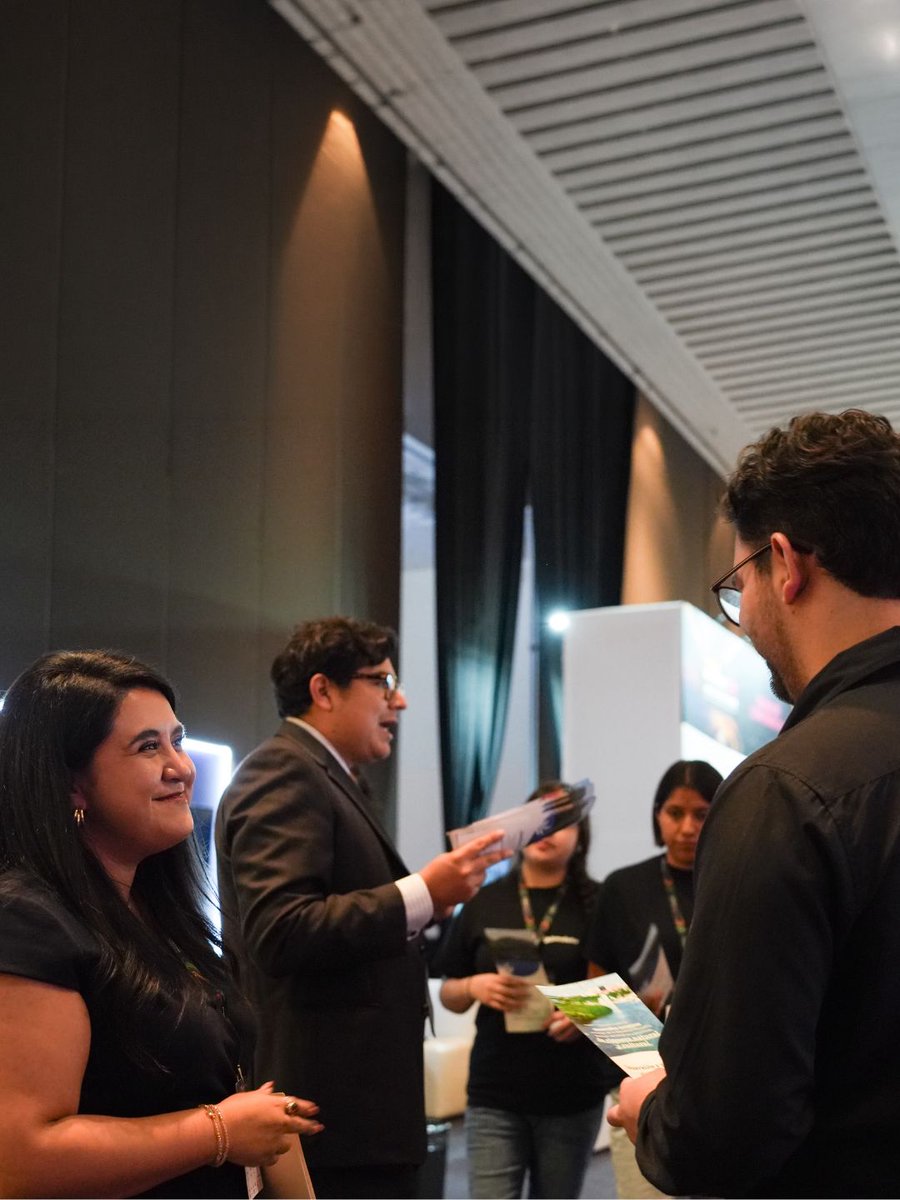 FonaturMX's tweet photo. 🤝Al participar en la @amdetur, la directora de Comercialización en el Fonatur, Daniela Dávila, presentó ante desarrolladores, hoteleros e inversionistas las oportunidades que ofrece #ElNuevoFonatur para seguir invirtiendo en México.

🏨 Compartió el portafolio de terrenos y activos disponibles en Ixtapa, Huatulco, Loreto y Los Cabos, con distintas superficies, ubicaciones y vocaciones para desarrollar nuevos proyectos hoteleros, turísticos, residenciales y de servicios en destinos consolidados y con infraestructura.

🇲🇽 Desde Fonatur buscamos facilitar la inversión y conectar nuestro portafolio con quienes continúan apostando por el desarrollo turístico de México.